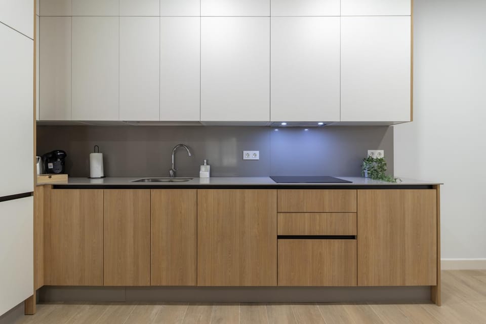 Coffee/tea facilities, Kitchen or kitchenette, stove