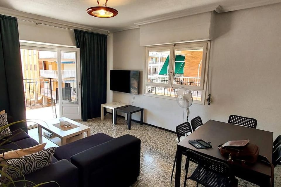 TV and multimedia, Living room, Seating area, Dining area