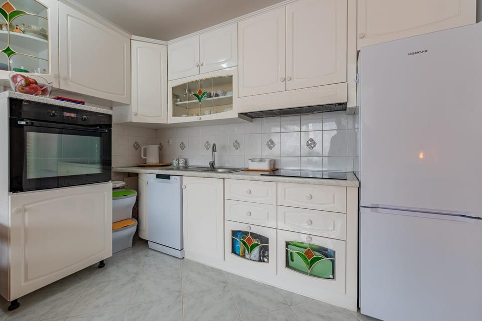 dishwasher, pet friendly, kitchen