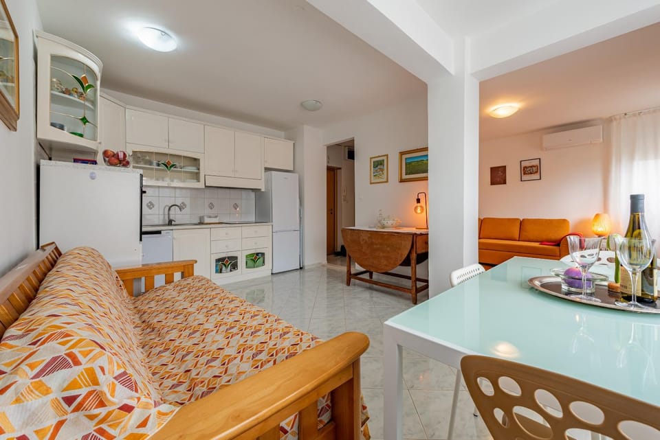 Dining area, kitchen