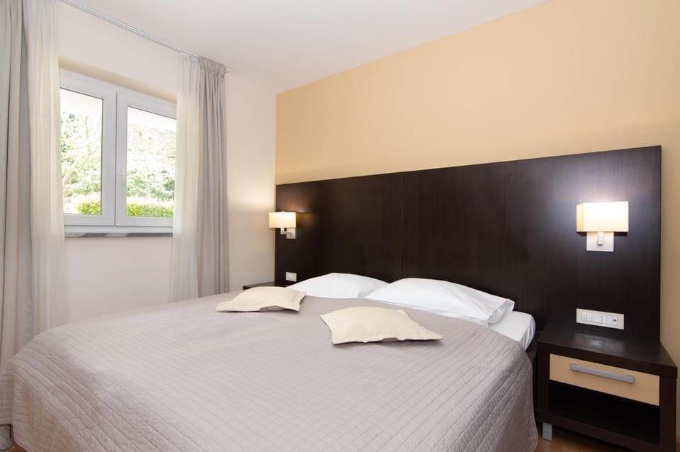 Bed, Bedroom, towels