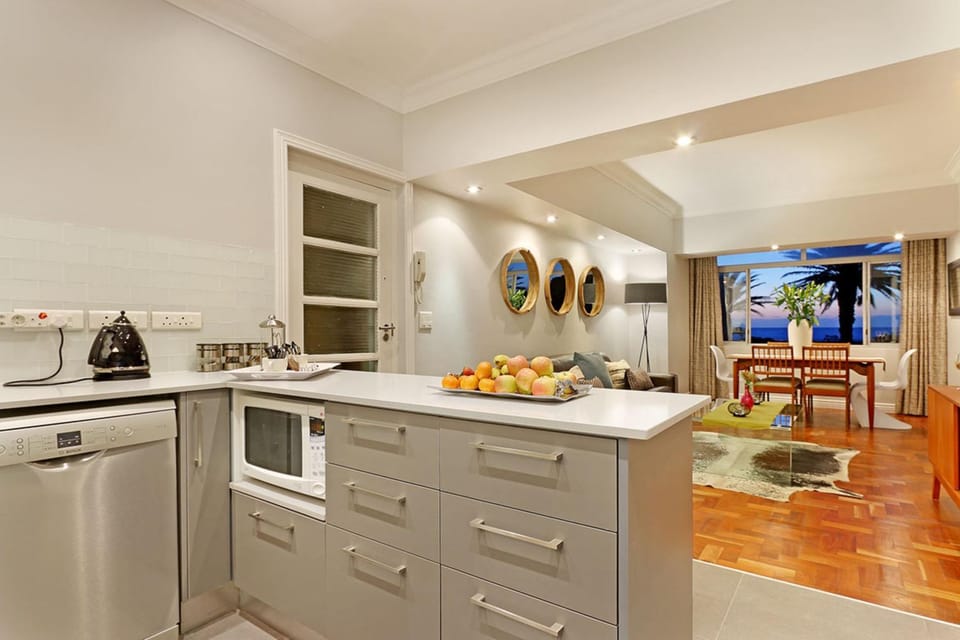 Kitchen or kitchenette, Dining area, dishwasher, minibar, stove