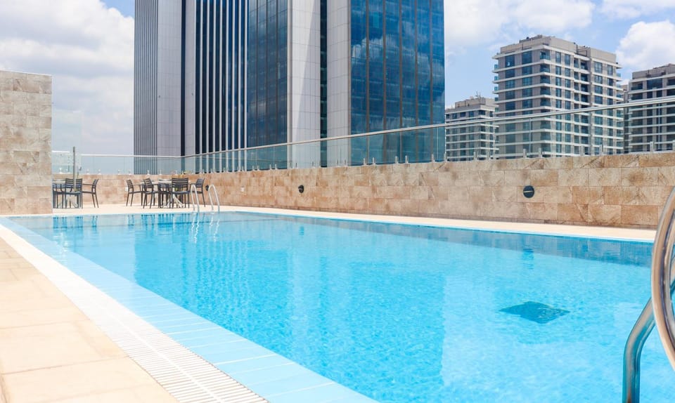 Property building, Day, Pool view, Swimming pool, Swimming pool