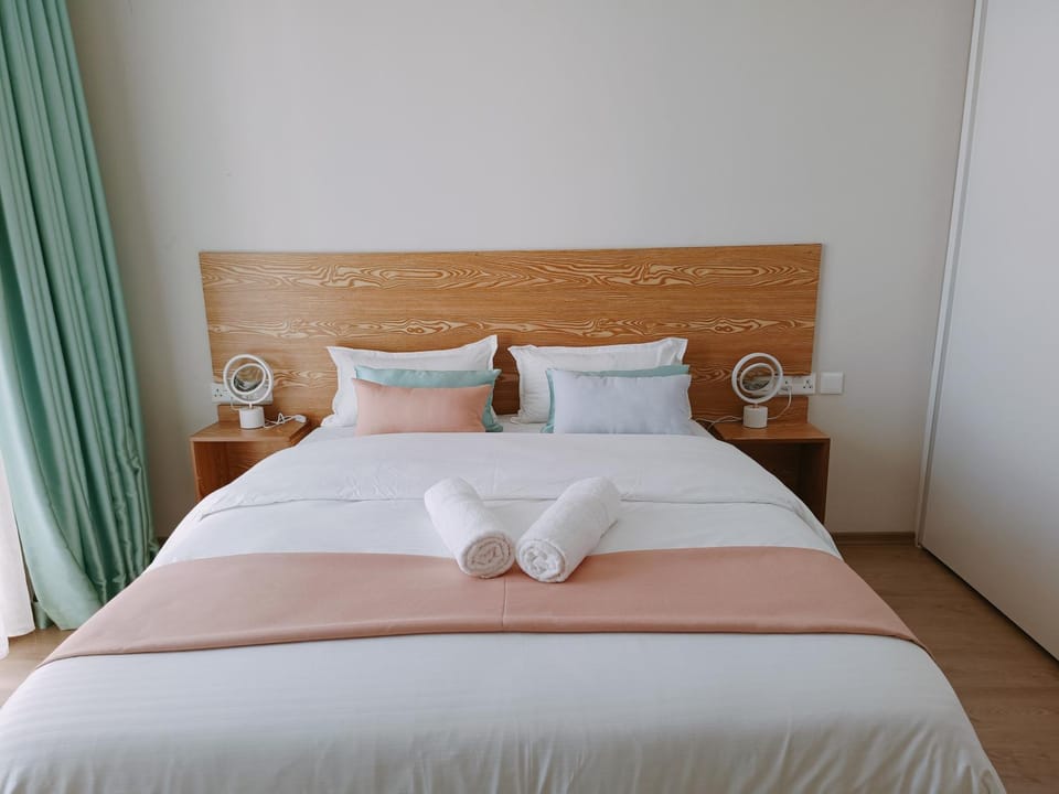 Bed, Bedroom, towels