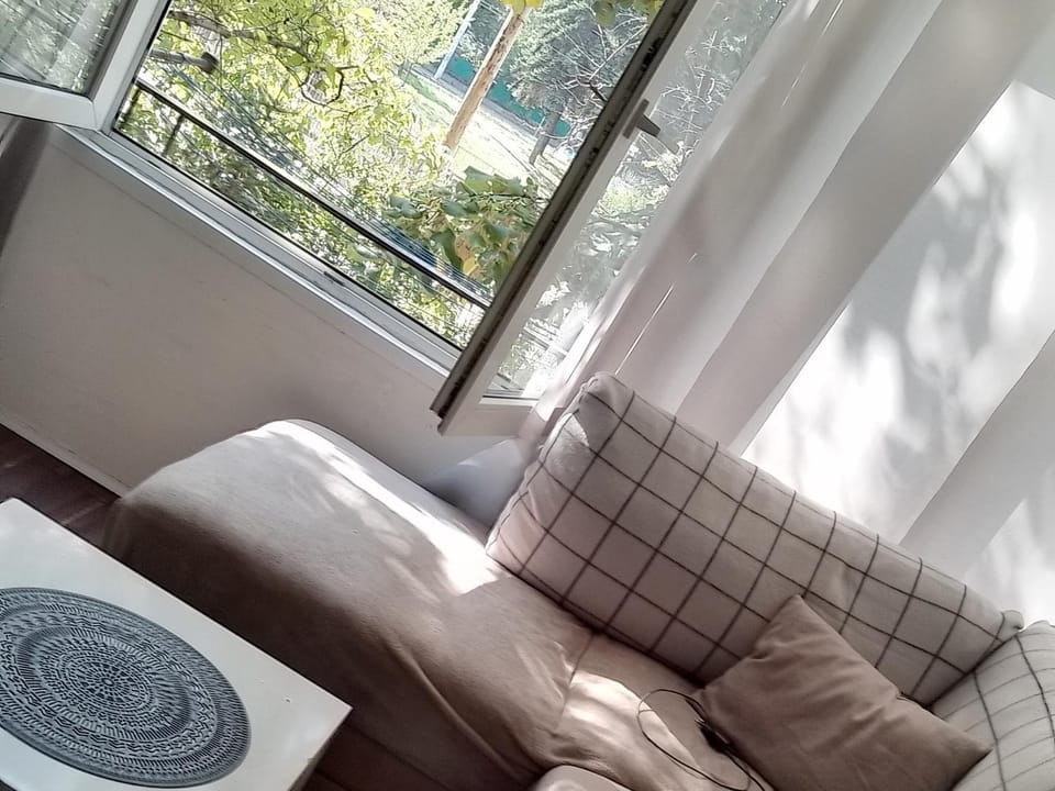 Sofia Zen - on Metro, ultra fast Wi-Fi Apartment in Sofia