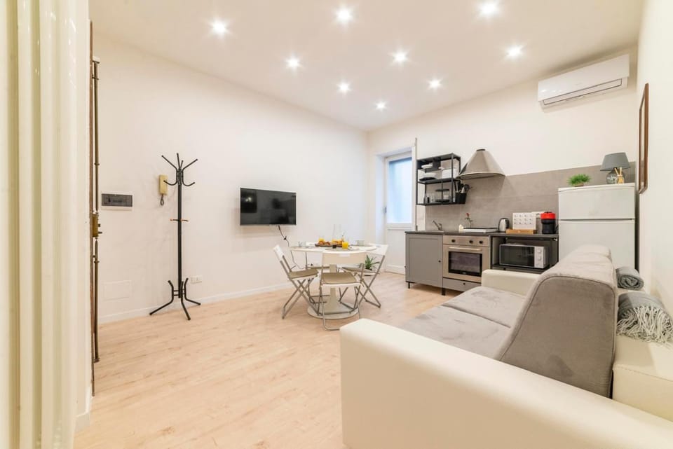 TV and multimedia, Kitchen or kitchenette, Living room, Seating area, Dining area, oven, toaster, air conditioner
