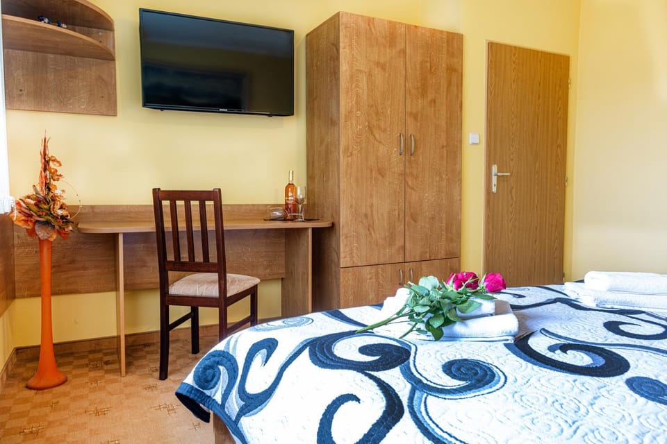 TV and multimedia, Bedroom, hair dresser, wardrobe
