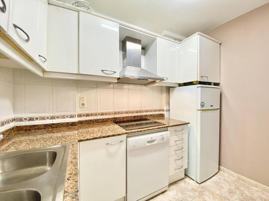 Kitchen or kitchenette, dishwasher, minibar