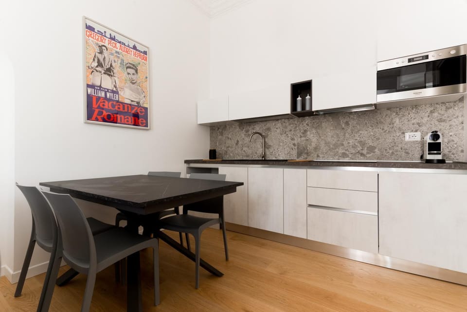 Coffee/tea facilities, Kitchen or kitchenette, Dining area, minibar, stove