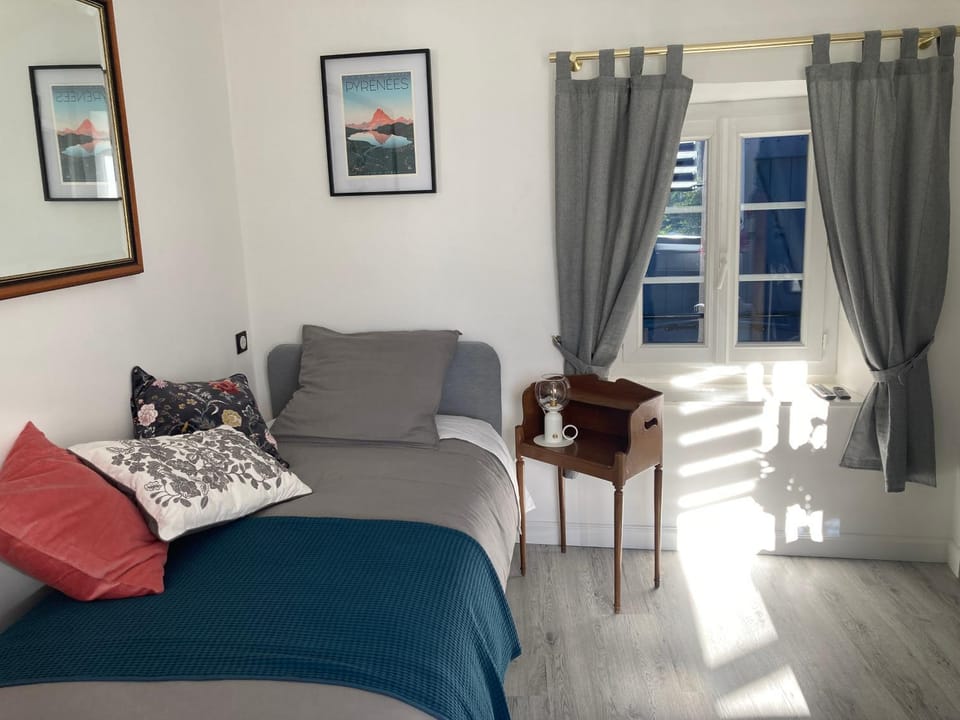 Bed, Living room, Photo of the whole room, Bedroom