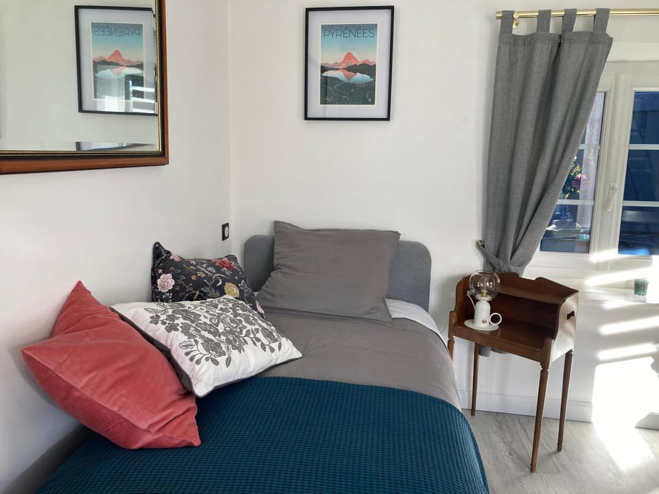 Bed, Living room, Photo of the whole room, Bedroom