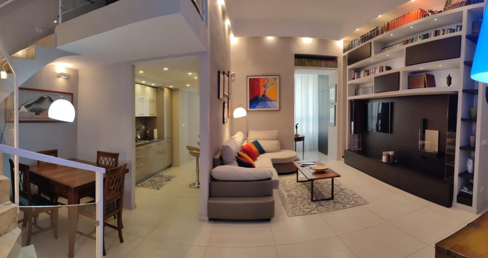 Communal lounge/ TV room, TV and multimedia, Kitchen or kitchenette, Living room, Seating area, Evening entertainment