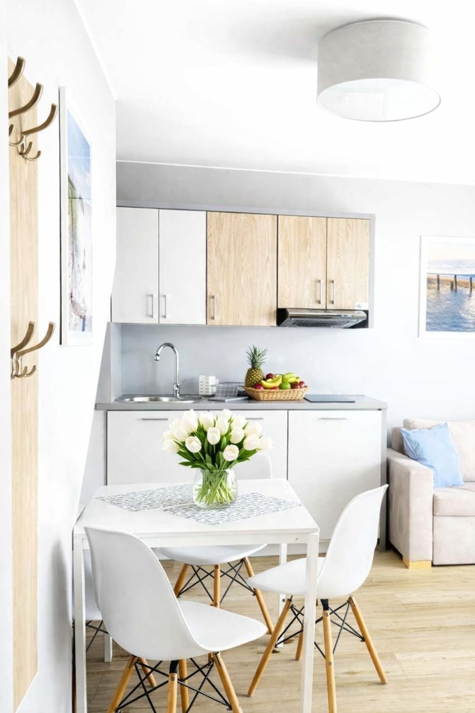 Kitchen or kitchenette, Living room, Seating area, Dining area