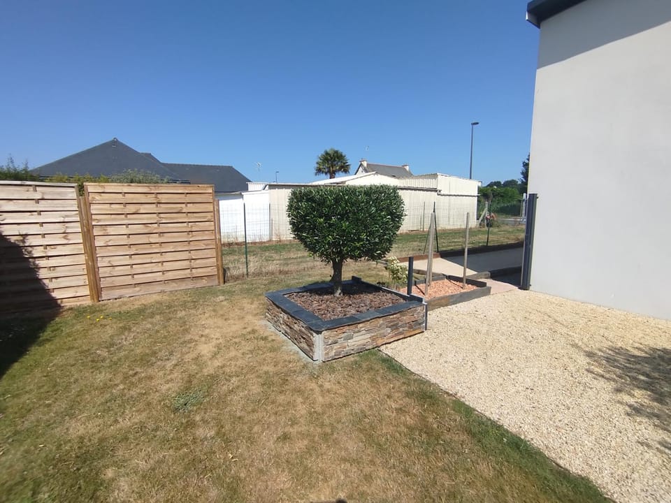 Maison récente avec jardin. House in Brittany
