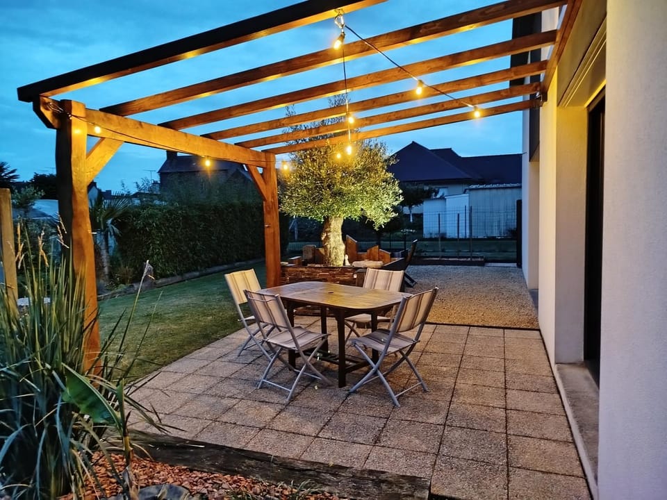 Maison récente avec jardin. House in Brittany