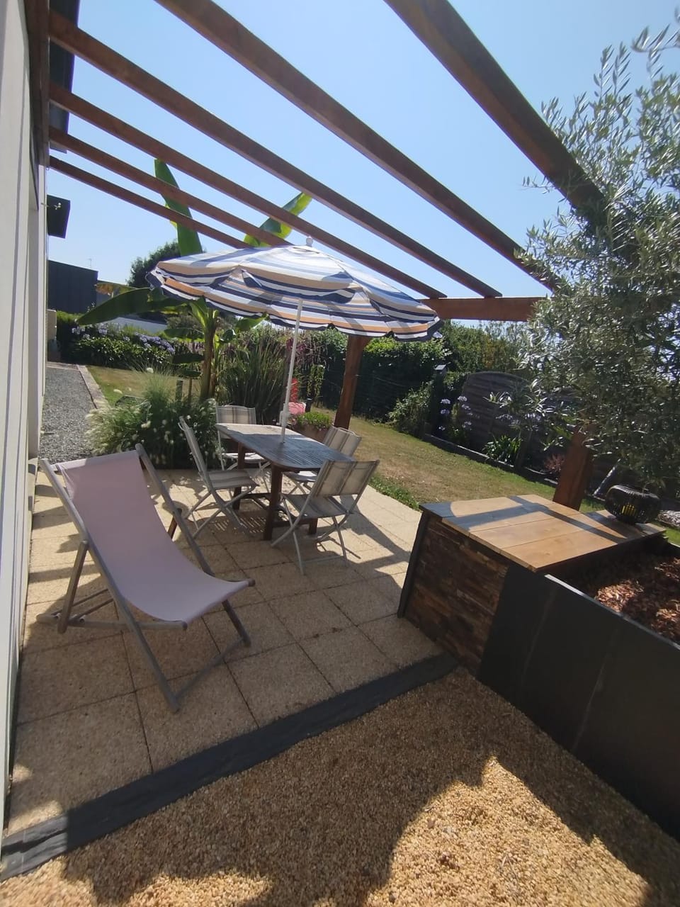 Maison récente avec jardin. House in Brittany