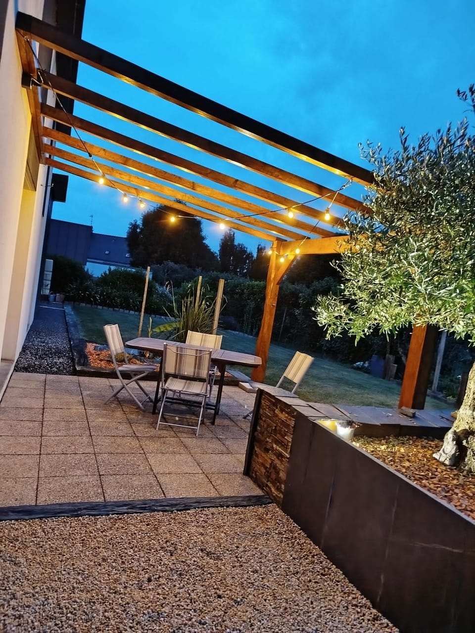 Maison récente avec jardin. House in Brittany