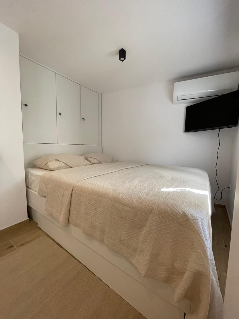 Bed, TV and multimedia, locker, locker, wardrobe