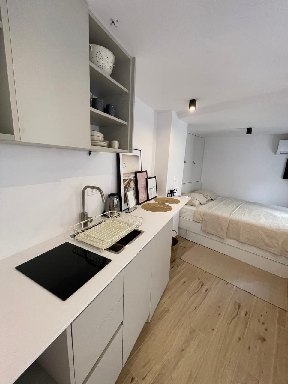 Bed, Coffee/tea facilities, Kitchen or kitchenette, Photo of the whole room, kitchen