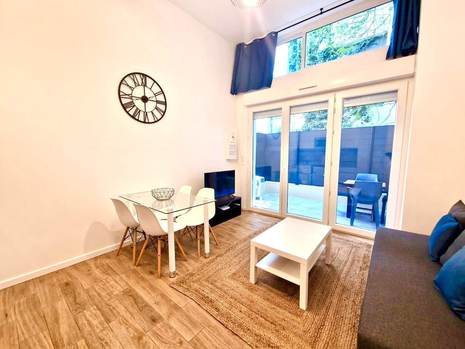 Living room, Seating area, Dining area