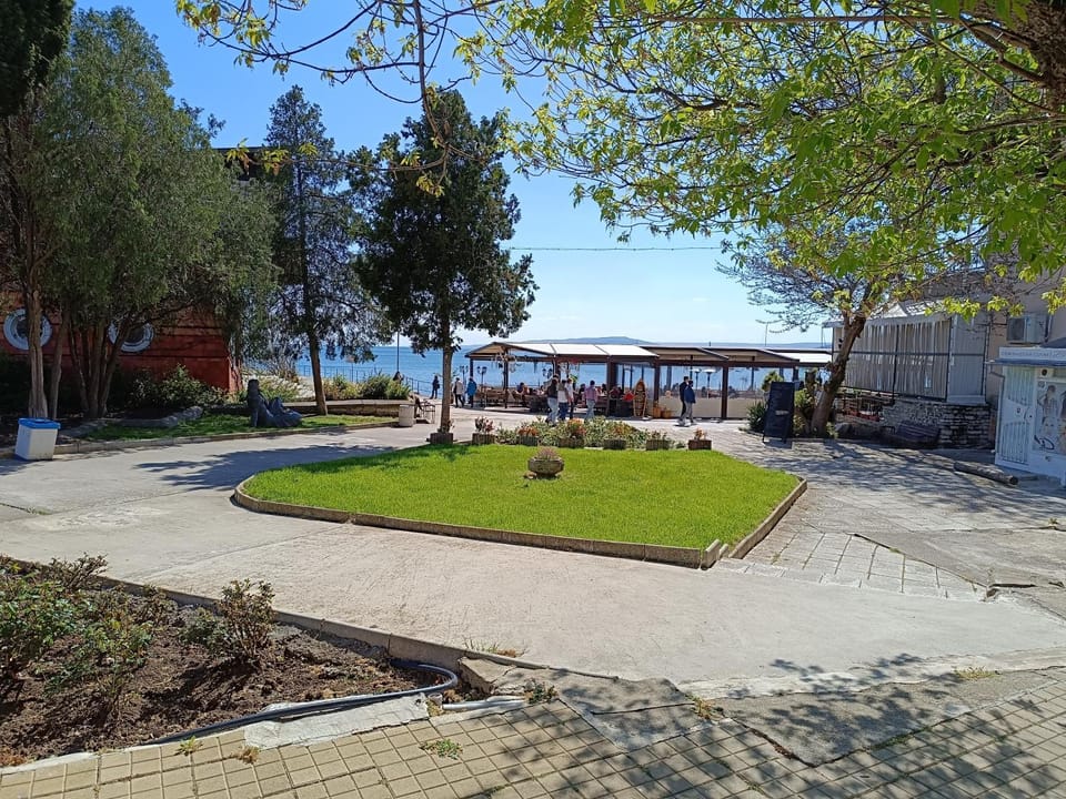 Restaurant/places to eat, Day, Garden, Sea view