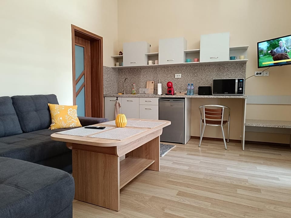 TV and multimedia, Coffee/tea facilities, Kitchen or kitchenette, Living room, Dining area, minibar