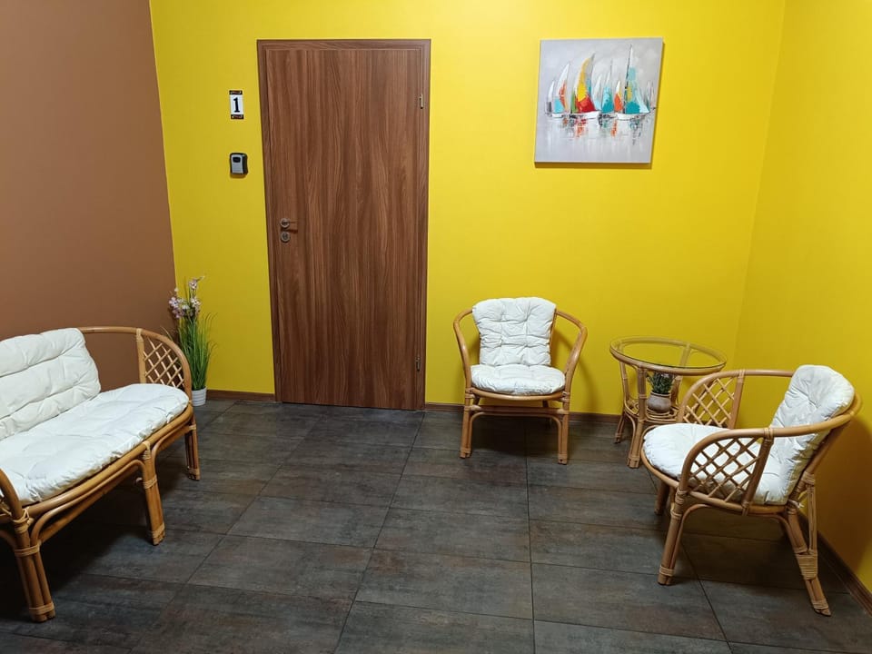 Photo of the whole room, Seating area