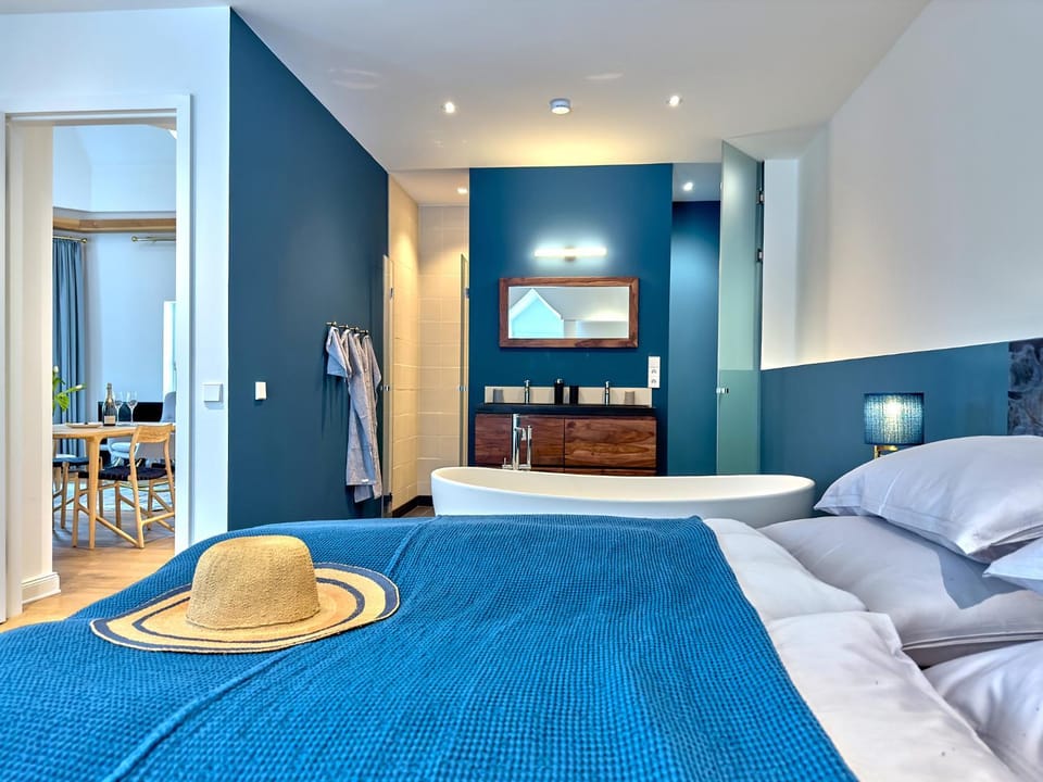 Shower, Toilet, Bed, Bathroom, Bedroom, Bath