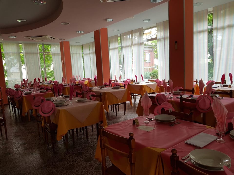 Restaurant/places to eat, Dining area, Lunch, Dinner