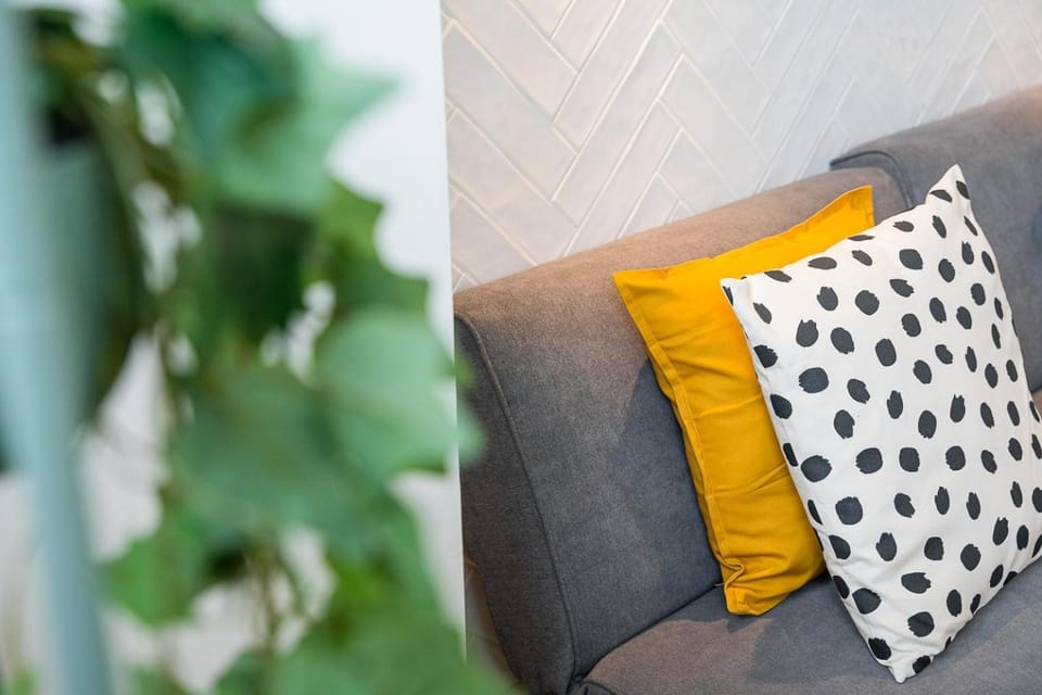 GuestReady - Quental Wallpaper near Marquês Square Apartment in Porto