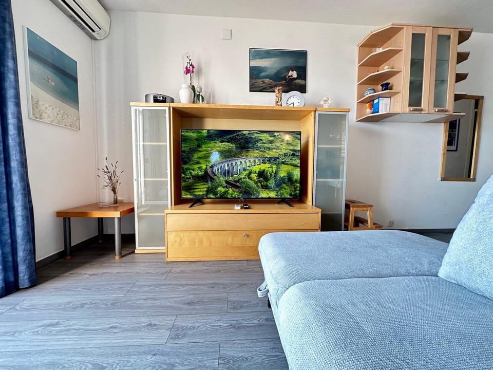 Communal lounge/ TV room, TV and multimedia, Living room, Seating area
