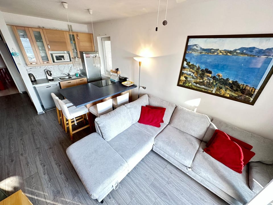 Kitchen or kitchenette, Living room, Seating area, Dining area