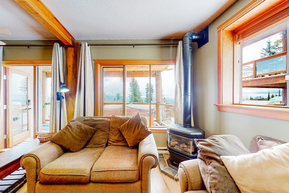 Snow Leopard's Retreat Apartment in British Columbia