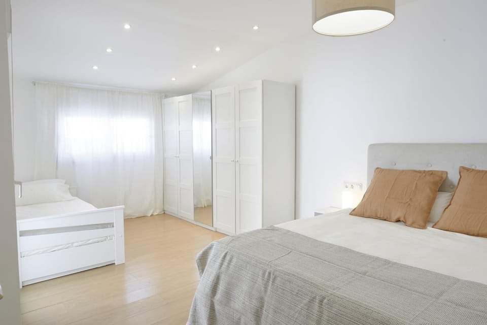 Bed, Photo of the whole room, Bedroom, wardrobe