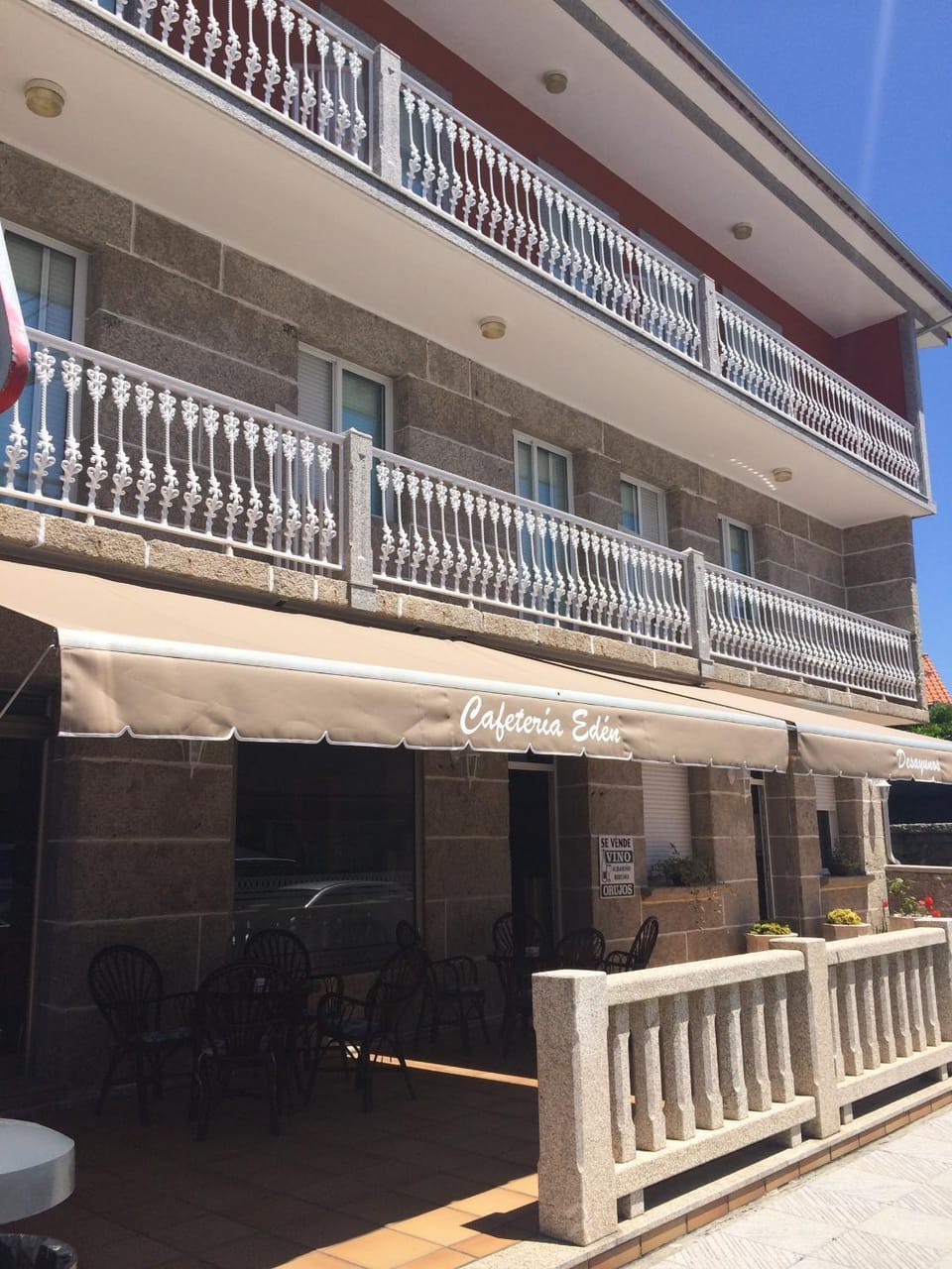 Property building, Restaurant/places to eat, Place of worship
