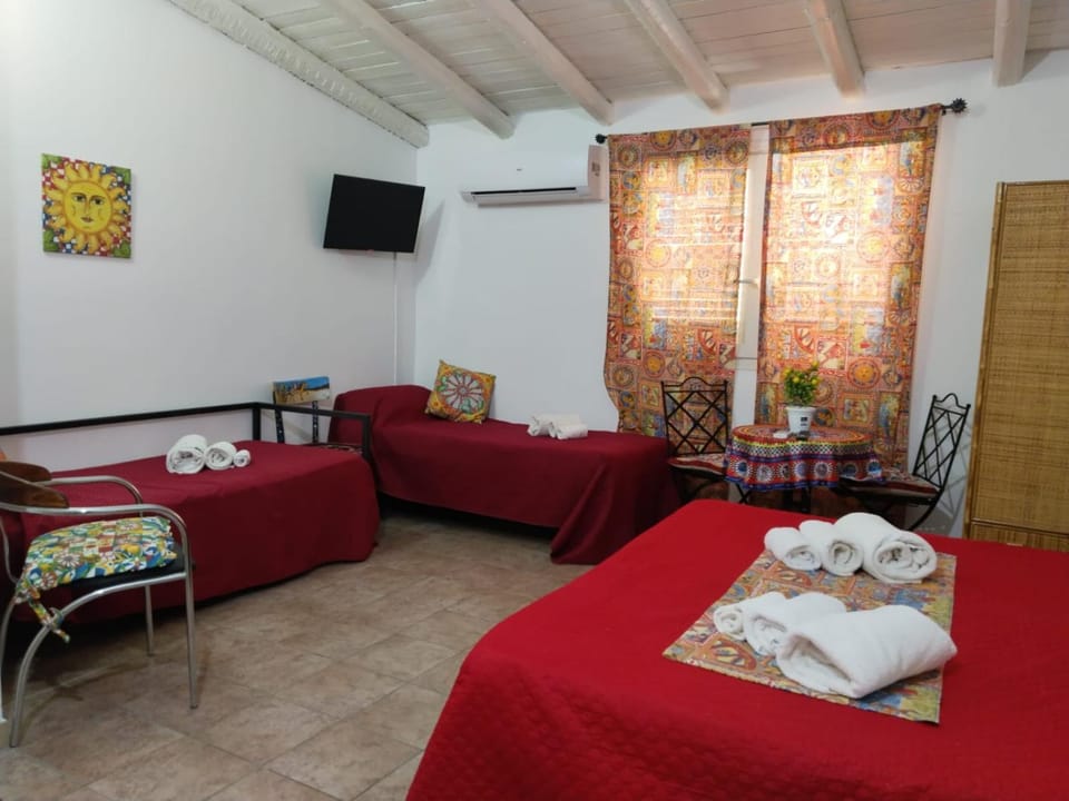 Bed, TV and multimedia, Photo of the whole room, Bedroom, air conditioner