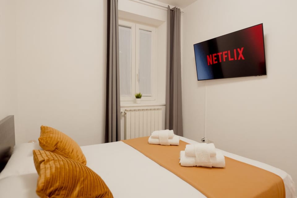 Bed, TV and multimedia, Photo of the whole room, Bedroom, towels