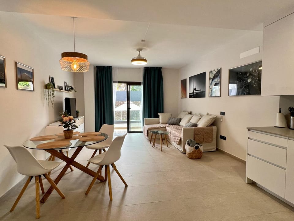TV and multimedia, Kitchen or kitchenette, Living room, Seating area, Dining area