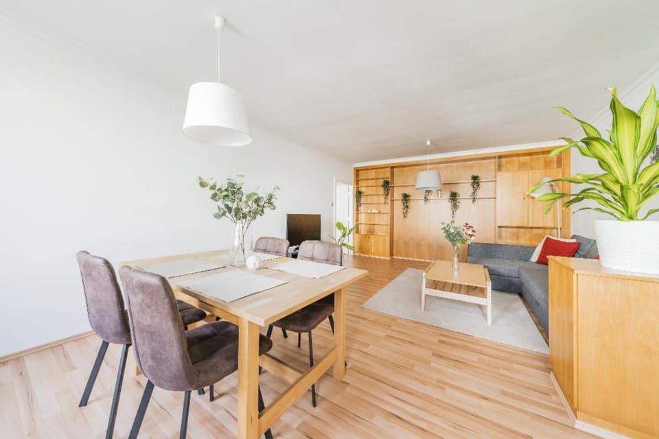 Communal lounge/ TV room, TV and multimedia, Living room, Seating area, Dining area