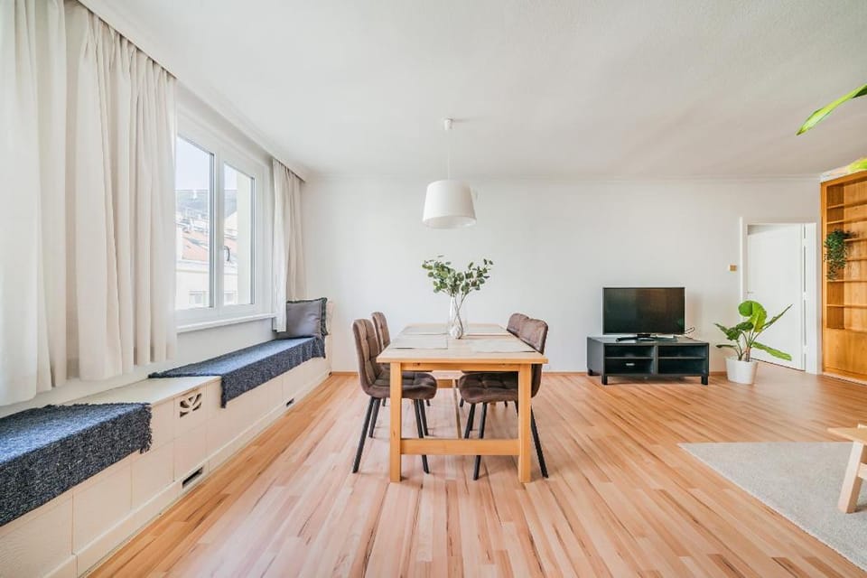 Communal lounge/ TV room, TV and multimedia, Living room, Seating area, Dining area, Evening entertainment