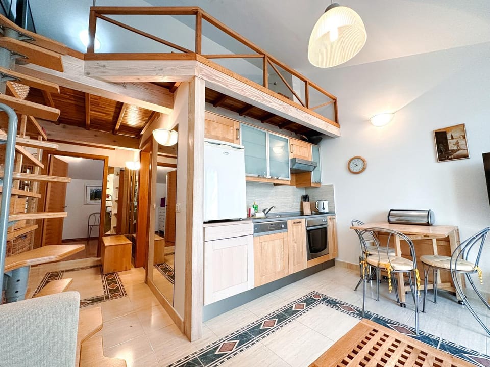 Kitchen or kitchenette, Living room, Seating area, Dining area, dishwasher, pet friendly, stove, toaster