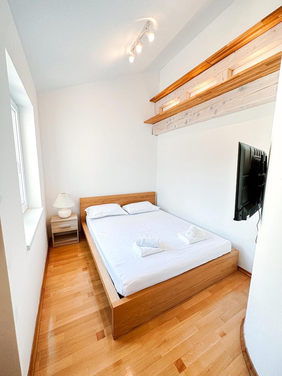Bed, TV and multimedia, Photo of the whole room, Bedroom
