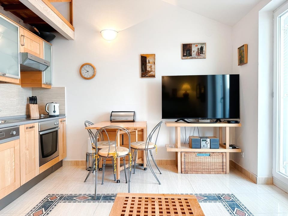 Communal lounge/ TV room, TV and multimedia, Coffee/tea facilities, Kitchen or kitchenette, Living room, Dining area, minibar, pet friendly, stove, toaster