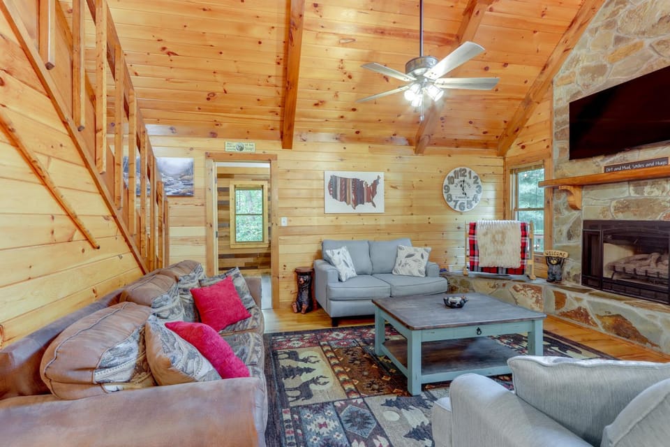Mineral Bluff Cabin: Hot Tub, Pets, & Peace Cabin in Georgia
