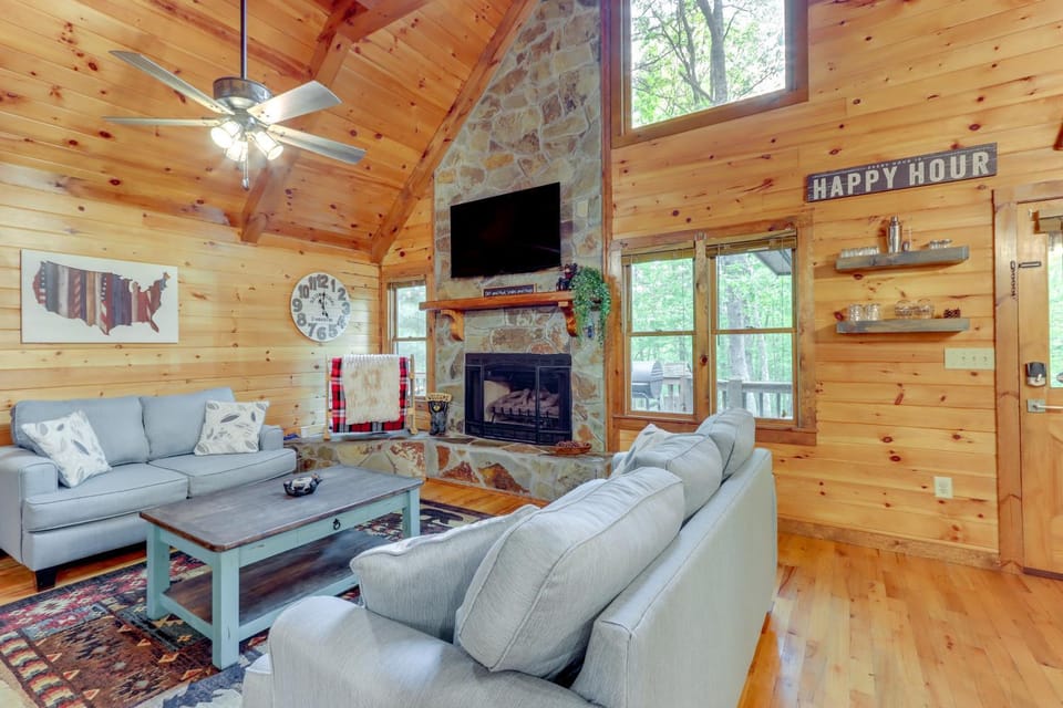 Mineral Bluff Cabin: Hot Tub, Pets, & Peace Cabin in Georgia