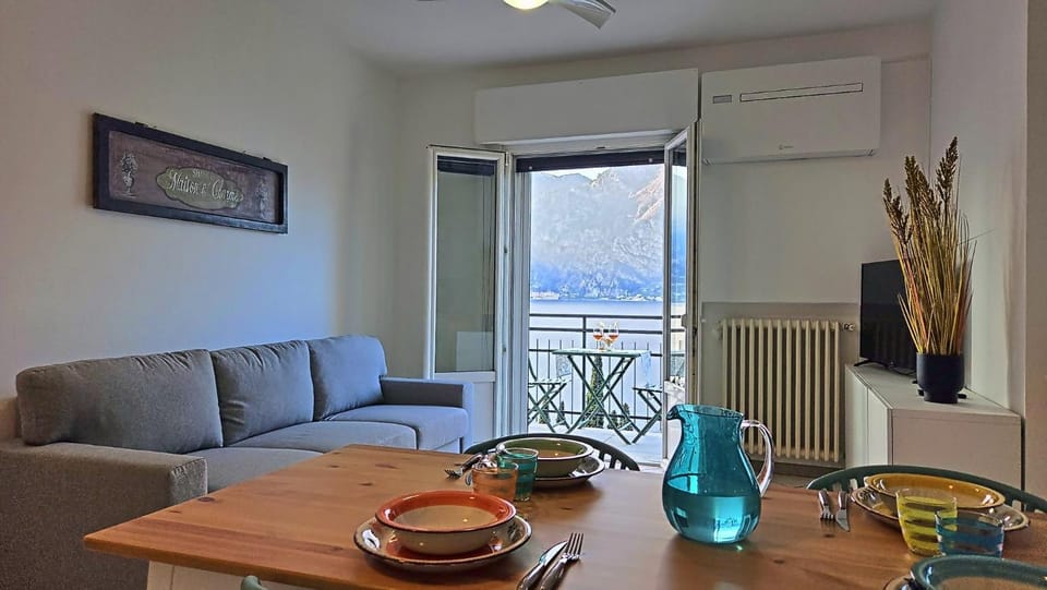 TV and multimedia, Living room, Seating area, Dining area, Lake view