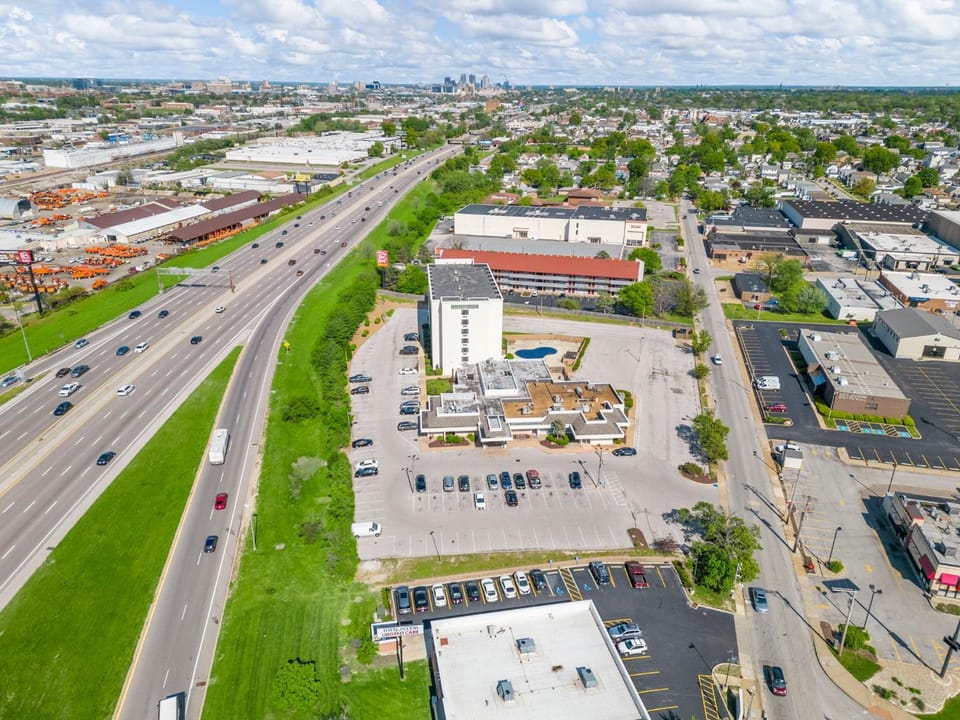 Property building, Neighbourhood, City view, Location, Parking