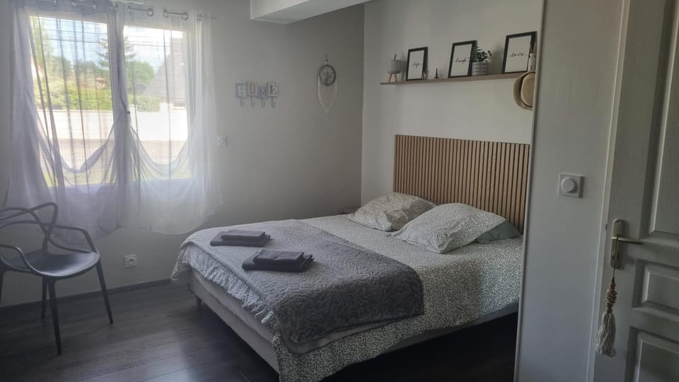 Chambre parentale - Chez Ana Vacation rental in Le Mans