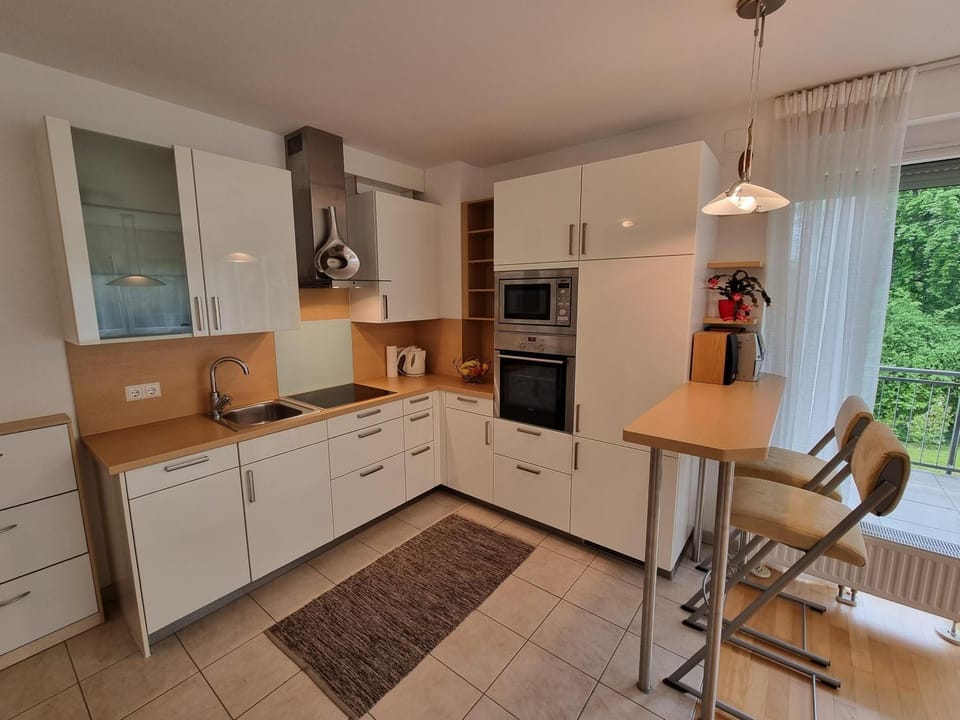 Kitchen or kitchenette, Dining area, minibar, pet friendly, stove