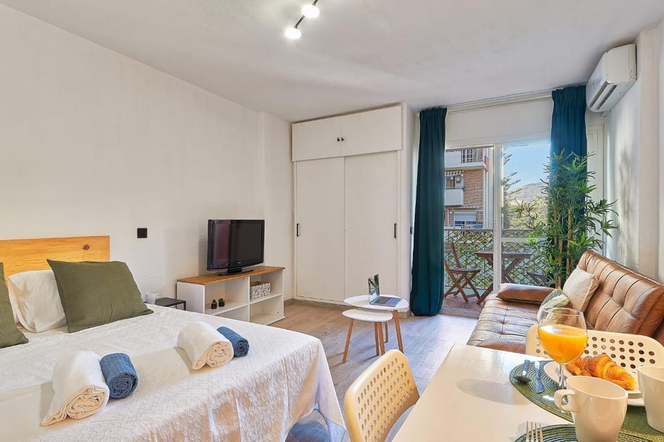 Bed, TV and multimedia, Living room, Photo of the whole room, Dining area, Bedroom